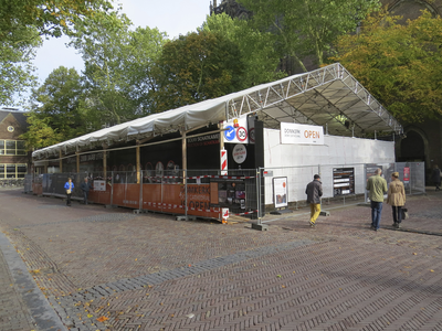 906605 Afbeelding van de overkapping voor de aanleg van de Schatkamer II (later: DOMunder) onder het Domplein te Utrecht.